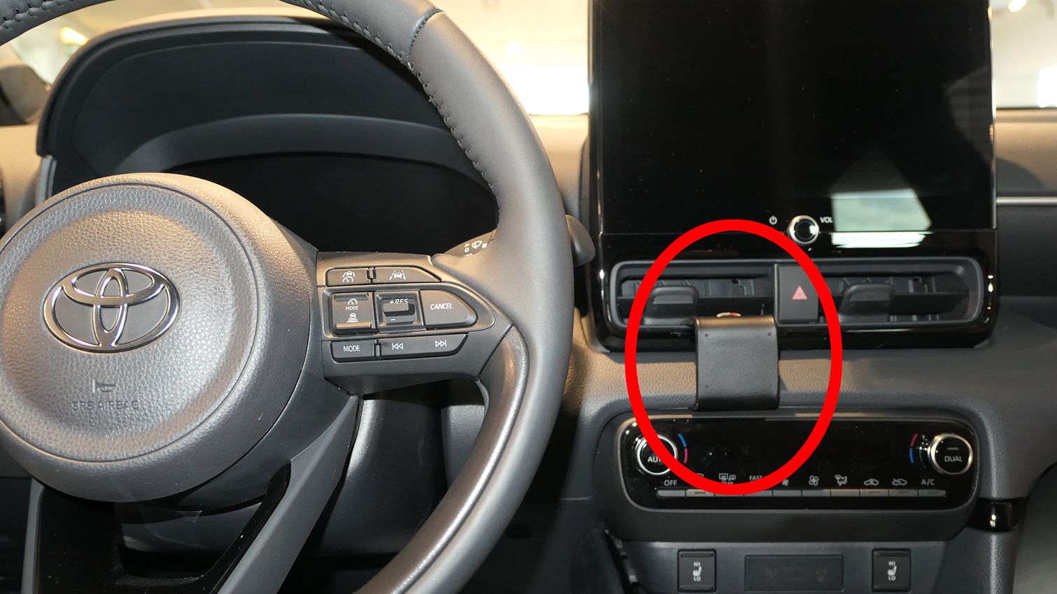 Proclip Toyota Yaris 21- Center mount 10.5 inch screen